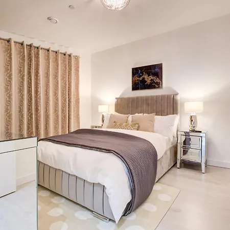 Canary Wharf 2 Bedroom Luxury Apartment-3