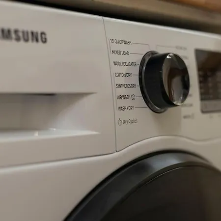 2Bed 2Bath Apartment Earls Court-2