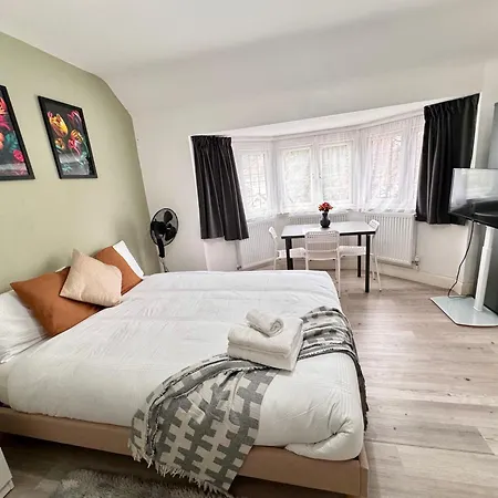 Charming Studio 30Min To Central London-2