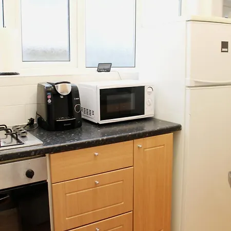 Large Garden Apartment On Golders Green High Road-2