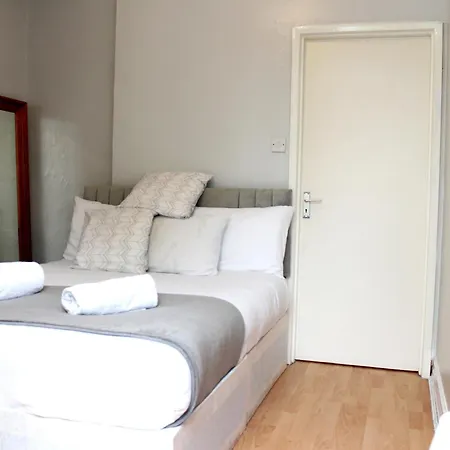 Large Garden Apartment On Golders Green High Road-3