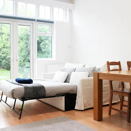 Large Garden Apartment On Golders Green High Road-3