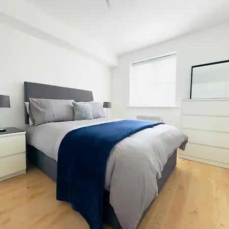 Thames View Apartment In London-2