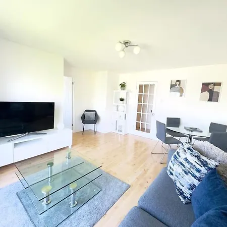 Thames View Apartment In London-3