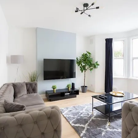 Two Bedroom Apartment In Dalston-3