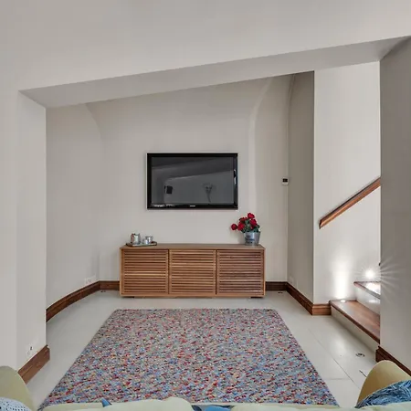 3-Bed Grand Triplex In Westminster-2
