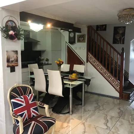 Cheerful 4 Bedroom House With Garden Free Parking-3