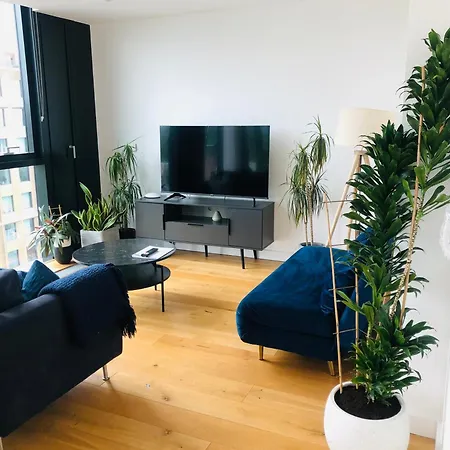 Luxury 2 Bedroom Apartment 20 Min From Central London-2