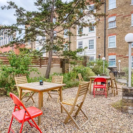 Chic 2 Bedroom Apartment Near Liverpool Street By Gold Stays-3