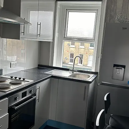 First Floor One Bed Apartment In Central West London-3