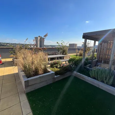 Deluxe Double Bed In Shared Apt Near Canary Wharf, City Airport & O2 Arena With Thames View-2
