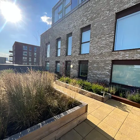 Deluxe Double Bed In Shared Apt Near Canary Wharf, City Airport & O2 Arena With Thames View-3