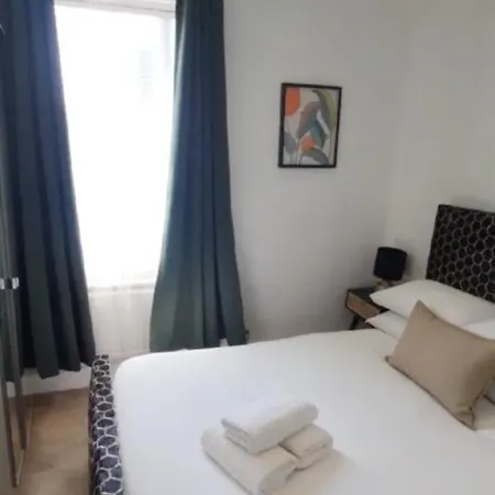 Charming Tower Bridge Apartment-3