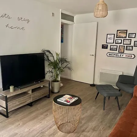 Gorgeous Flat 10 Min Walk To Stadium Free Parking-3