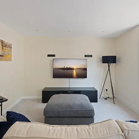 Cozy & Welcoming Studio Apartments In Premium Hyde Park Location-3