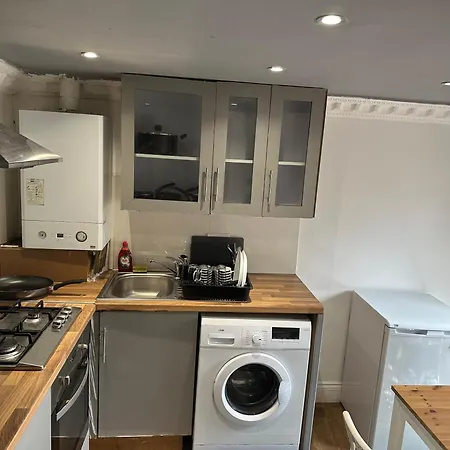 1 Bedroom Studio London S8-3