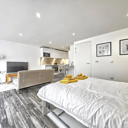 City Waterside, Old Street, Angel, Entire Private Apartment-2