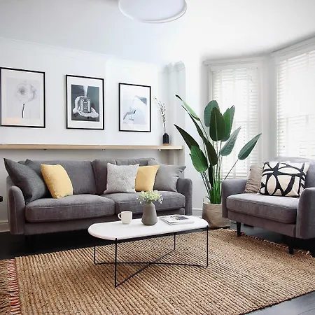Spacious Two Bedroom Apartment In The Heart Of Notting Hill-3