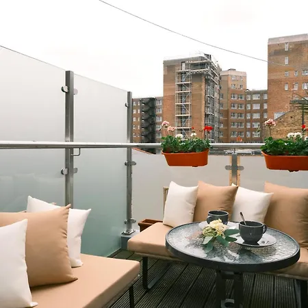 Spacious Duplex Flat West London For Families & Groups-2