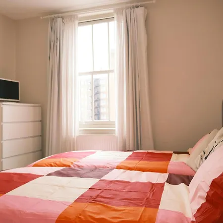 Spacious Duplex Flat West London For Families & Groups-3