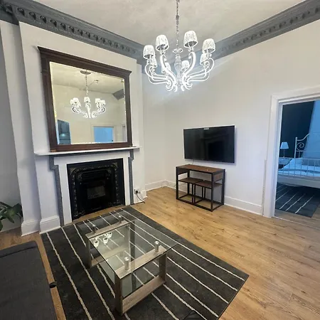 First Floor One Bed Apartment In Central West London-2