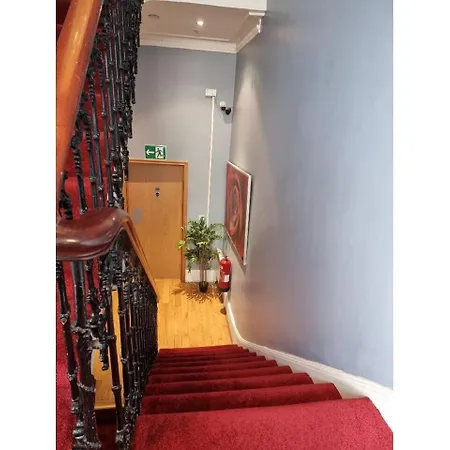 F302-3Rd Floor Studio For 2 Near Hyde Park-2