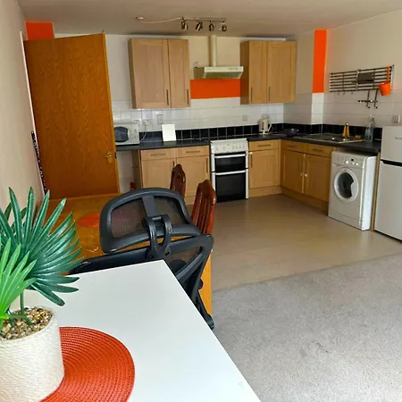 Ealing Common - Orange Apartment-3