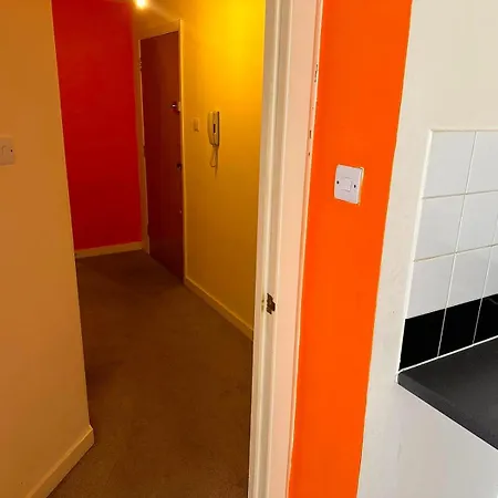 Ealing Common - Orange Apartment-2