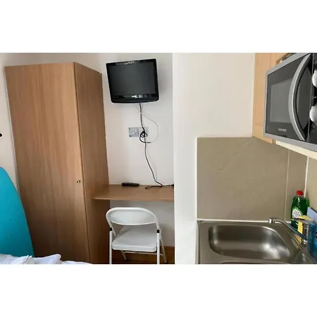 F201-Affordable Studio Near Hyde Park-2