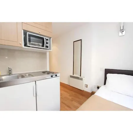 F201-Affordable Studio Near Hyde Park-3