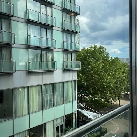 Modern Luxury 2 Bedroom Apartment In London Excel-3