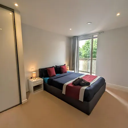 Modern London Apartment Near Greenwich - Rooftop City View-3
