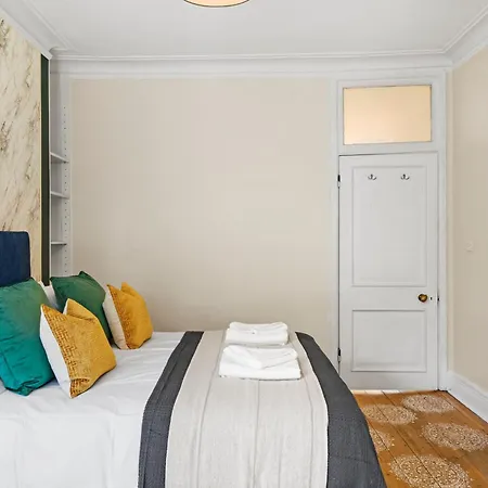 Modern Deluxe 3 Bed In Putney - Parking-2