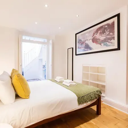 Stylishly Large Camden Apartment B1-3