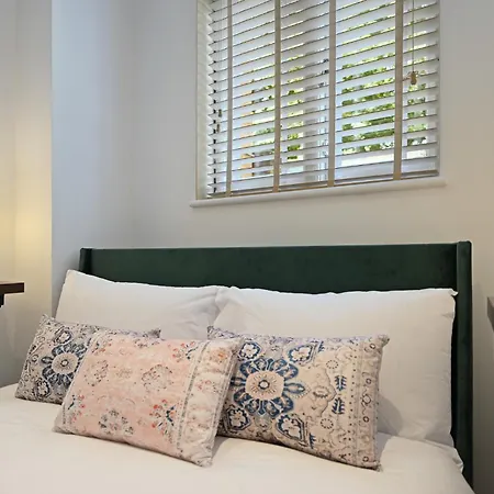 Central Park View, Kings Cross By Opulence Apartments-3