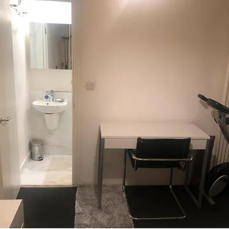 Air-Conditioned Lockable Ensuite Room In Modern Space With Shared Kitchen Fast Wifi-3