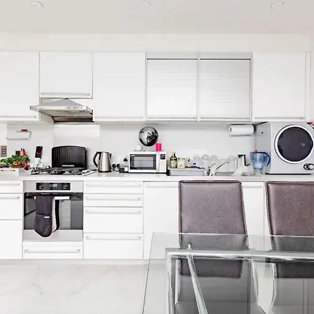 Air-Conditioned Lockable Ensuite Room In Modern Space With Shared Kitchen Fast Wifi-2