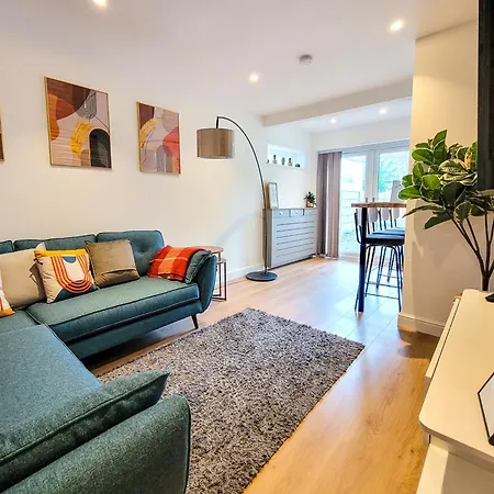 4 Bed 2 Bath Spacious House With 2 Driveway Parking In Ilford London-2