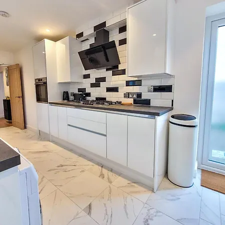 4 Bed 2 Bath Spacious House With 2 Driveway Parking In Ilford London-3