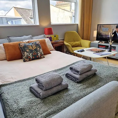 1-Bed Apartment, Close To Kensington Olympia With Free Wi-Fi & Netflix-3
