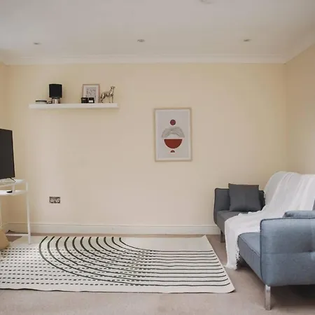 3 Bed Flat With Balcony Central-2