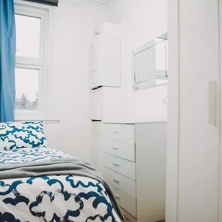 3 Bed Flat With Balcony Central-3