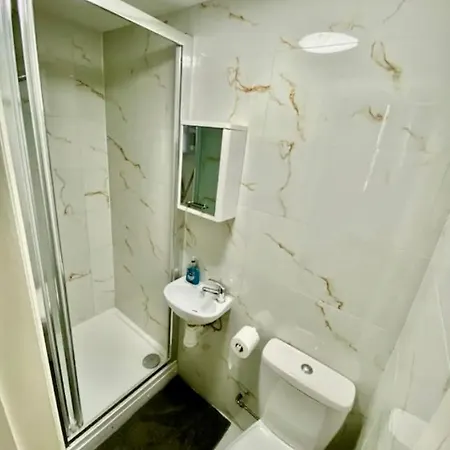 Modern Studio Apartment Sleeps 4 People Opposite Westfield Shepherds Bush-3