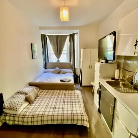 Modern Studio Apartment Sleeps 4 People Opposite Westfield Shepherds Bush-2