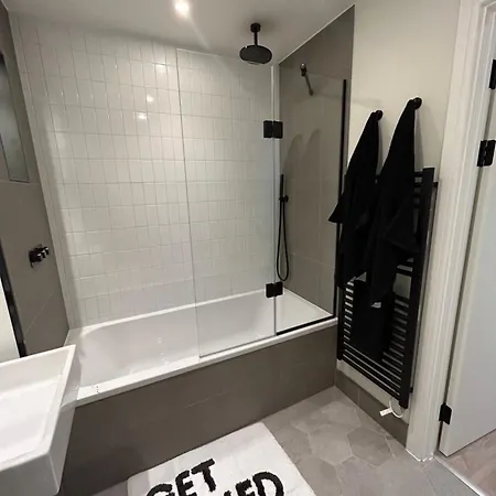 Wembley Luxury Apartment-3