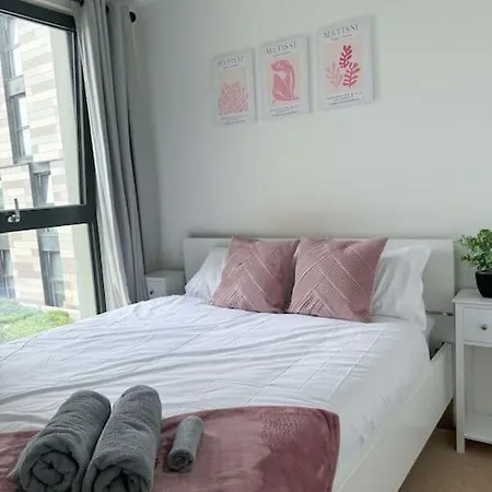 Spacious 2Bed 2Bath, 1 Min Walk To Dlr, 4 Mins To Canary Wharf-3