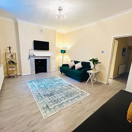 Charming 2 Bedroom Central London Family Home-3