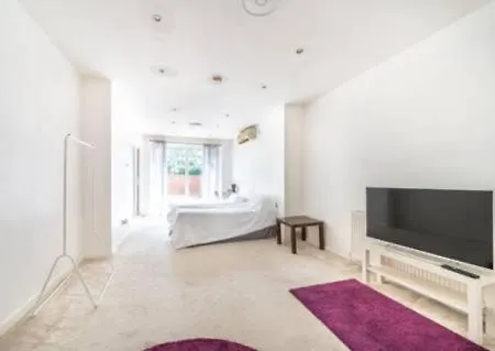 Modern Spacious 4-Bed House-3