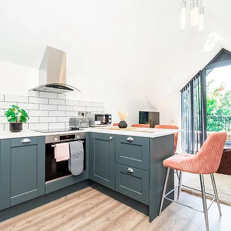 Superb Top Floor 1-Bedroom Flat With Charming Two Balconies-2