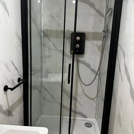 Fb4-Spacious Basement Studio Near Hyde Park-2